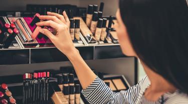 Choosing lip gloss